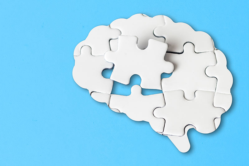 A brain made out of puzzle pieces thinks about advancements in Alzheimer’s treatment options.